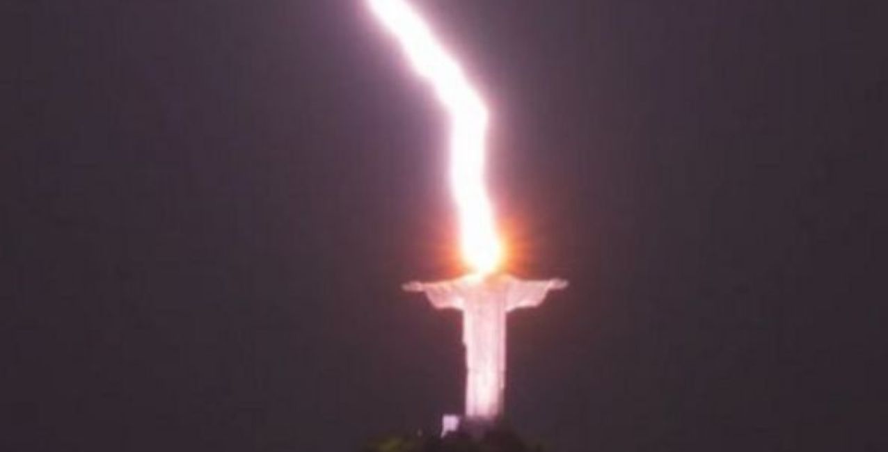 Milagroso: un rayo impactó la cabeza del Cristo Redentor y un fotógrafo lo captó