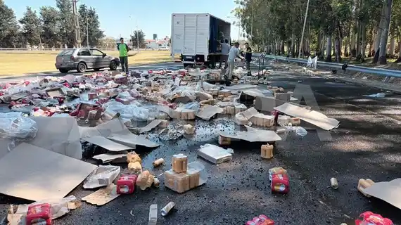 Ruta 11: camión volcó latas de cerveza en Oro Verde y saquearon parte de la mercadería