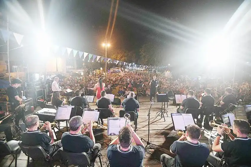 Con un gran marco de público, se realizó el
Encuentro de Bandas en el Paseo Ferroviario