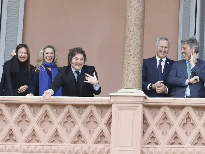 El presidente Javier Milei salió al balcón junto a varios integrantes del gabinete.