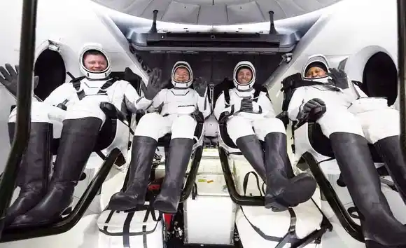 Uno de los astronautas de la NASA que volvió del espacio fue hospitalizado