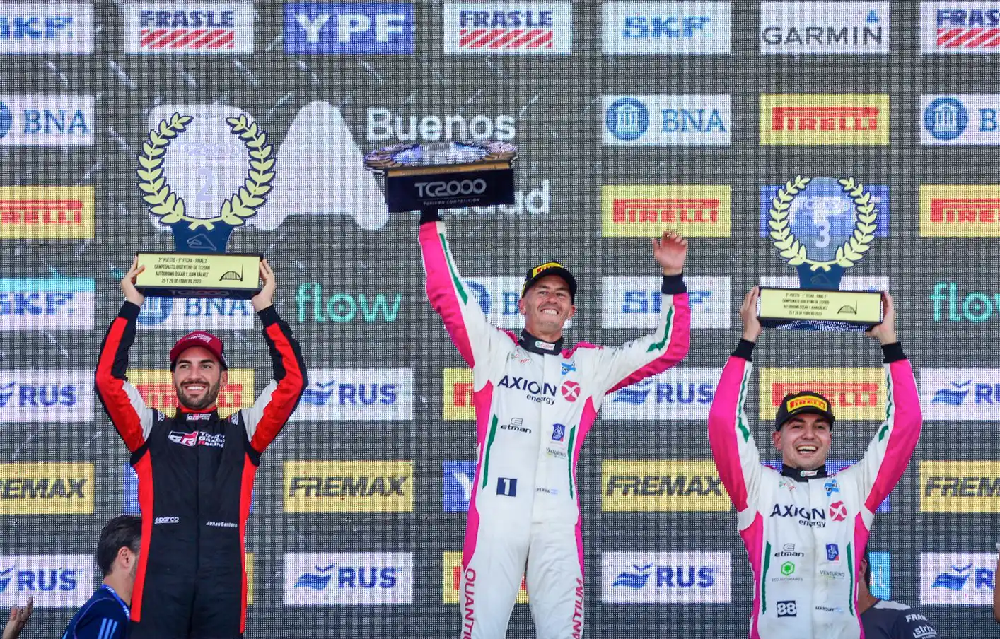 El podio de la segunda carrera, con Pernía entre Santero y Marques. (Foto de la web de TC 2000).