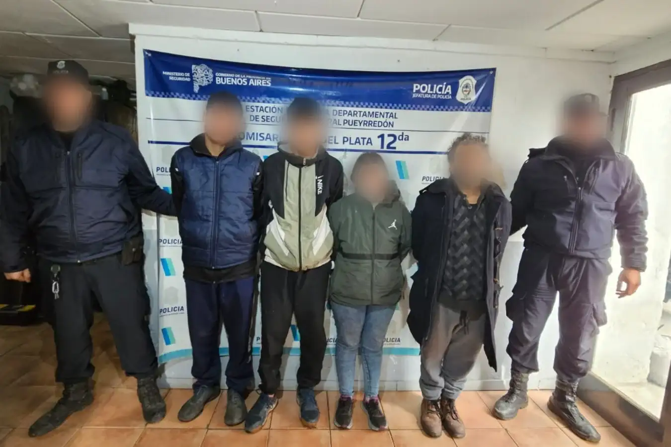 Durante el allanamiento se identificó a cuatro imputados, dos masculinos de 19 y 20 años, un masculino de 59 y una femenina de 19.