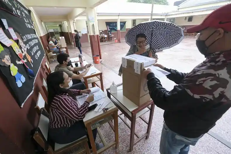 A votar con tormenta en Entre Ríos: a qué hora lloverá el domingo