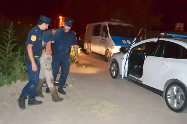 Asaltó a un remisero y lo reconocieron cuando pasaba por la Comisaría 