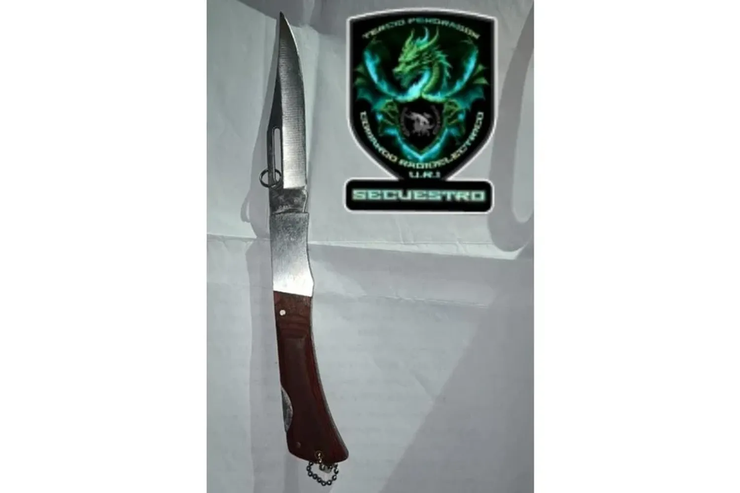 Los uniformados procedieron al secuestro del arma blanca utilizada en el ataque.