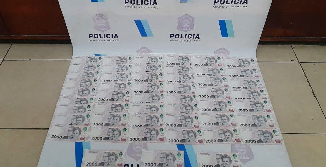 Cien mil pesos falsos en billetes de dos mil encontraron en el local de la Galería 2001.