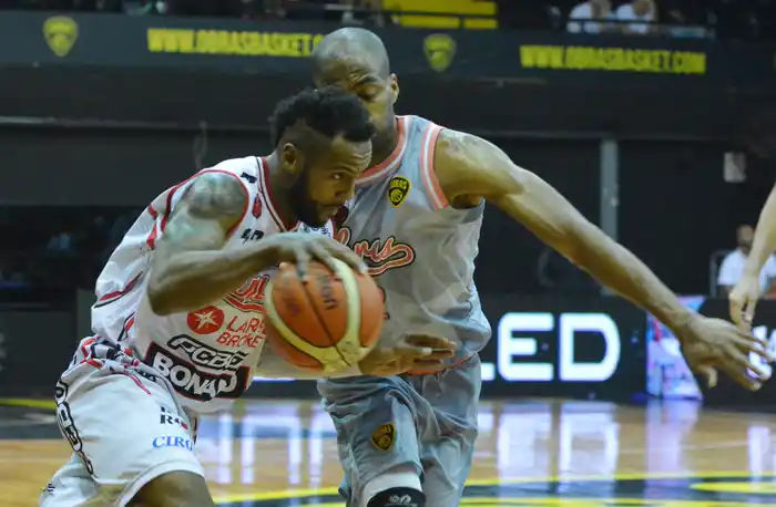 El duelo entre Baxley y Warren fue uno de los mas destacados del partido. (LNB.com.ar)