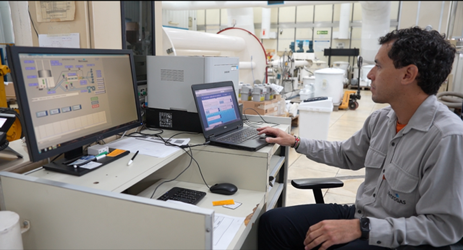 Un operador de Metrogas monitorea los procesos técnicos mediante plataformas digitales, parte de los proyectos de automatización y transformación tecnológica impulsados por la compañía.