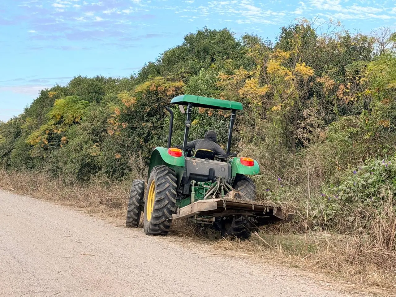 Intensifican tareas de desmalezado en caminos rurales de Rafaela