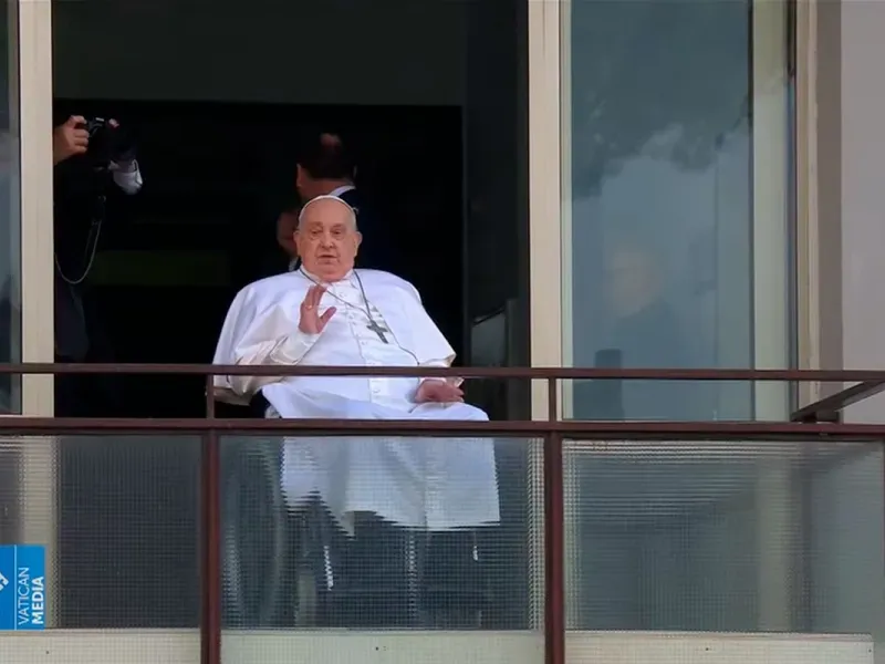 "¡Gracias a todos!": El papa Francisco fue dado de alta y trasladado a Santa Marta