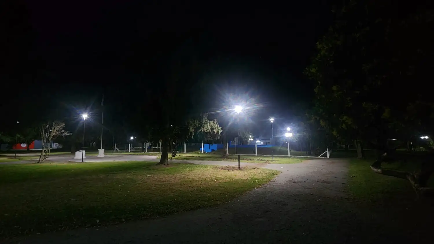 Mejoraron la iluminación en la Plaza San Martín.