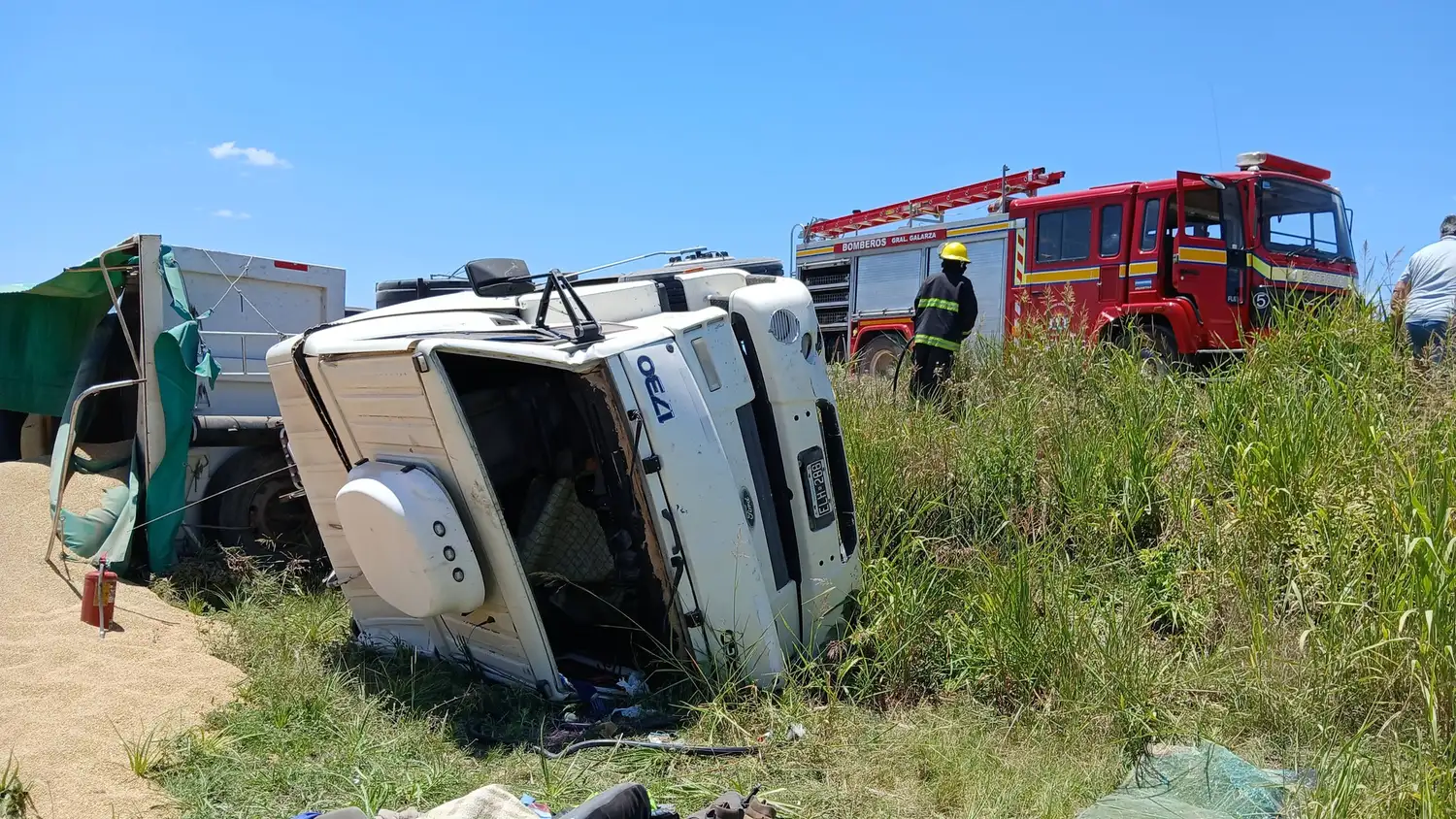 Vuelco de camión en Ruta Nacional 12: intervino Bomberos Voluntarios de General Galarza