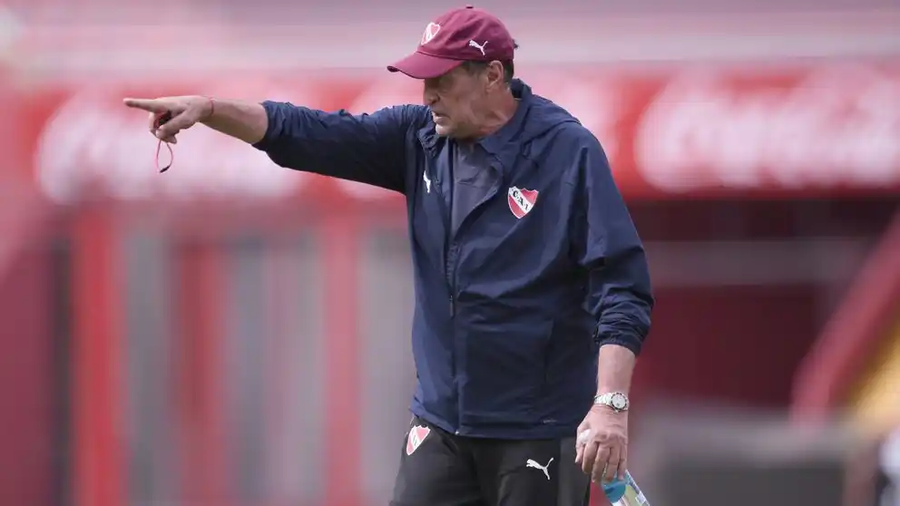 Julio César Falcioni tiene coronavirus