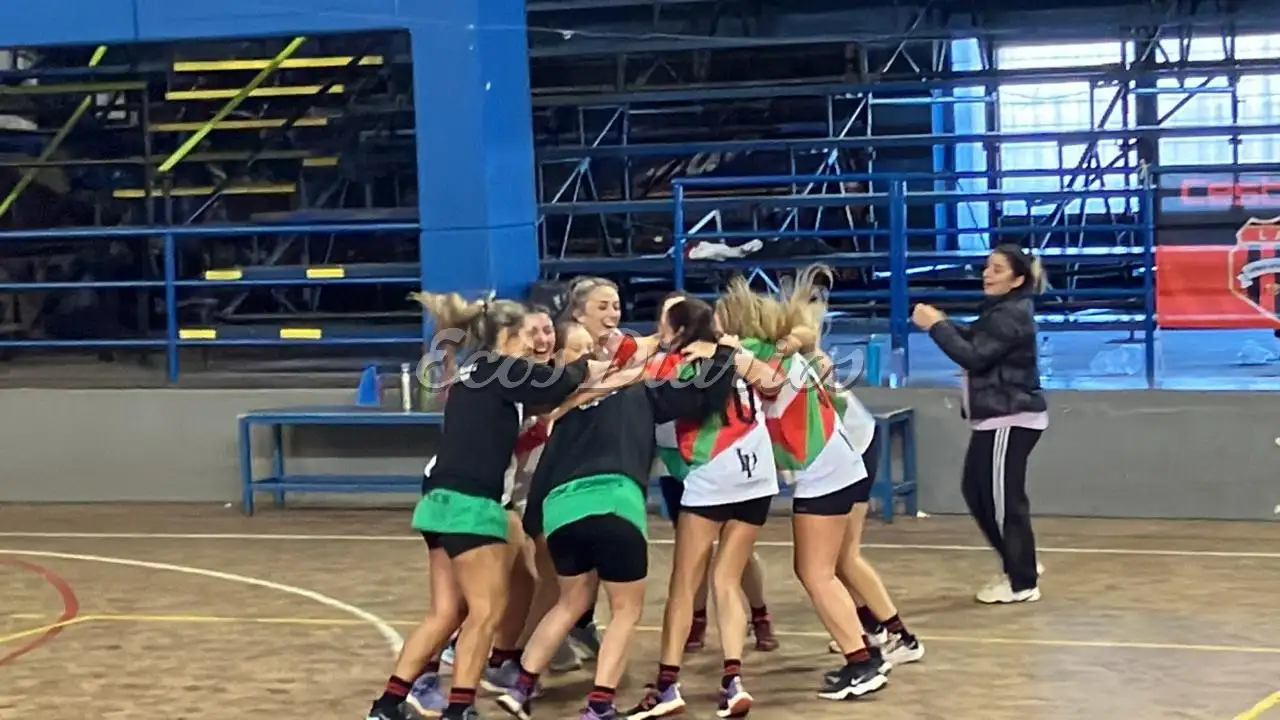 Festejo. De Cestoball Necochea tras consagrarse en Bolívar