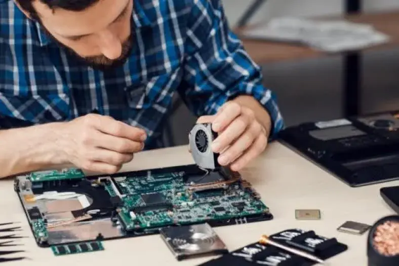 Taller de reparación de equipos informáticos. Se requiere incripción previa.