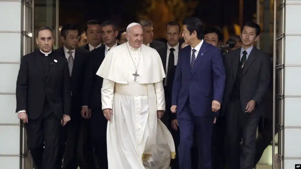 El Papa exhorta a renunciar a las armas nucleares en visita a Japón