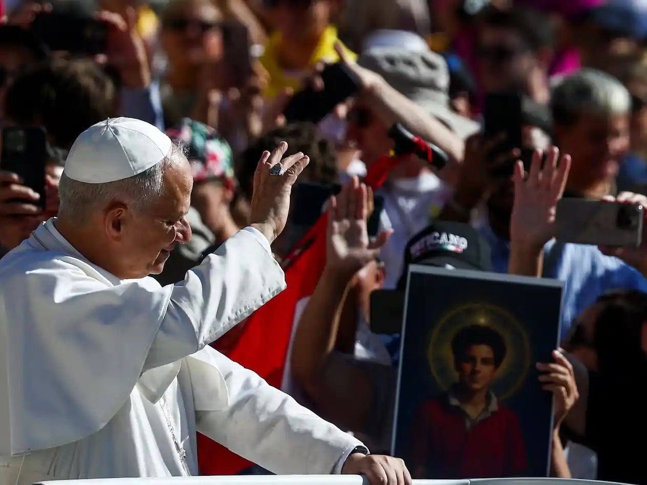 El papa León XIV durante la canonización de Acutis. Foto: REUTERS/Guglielmo Mangiapane.