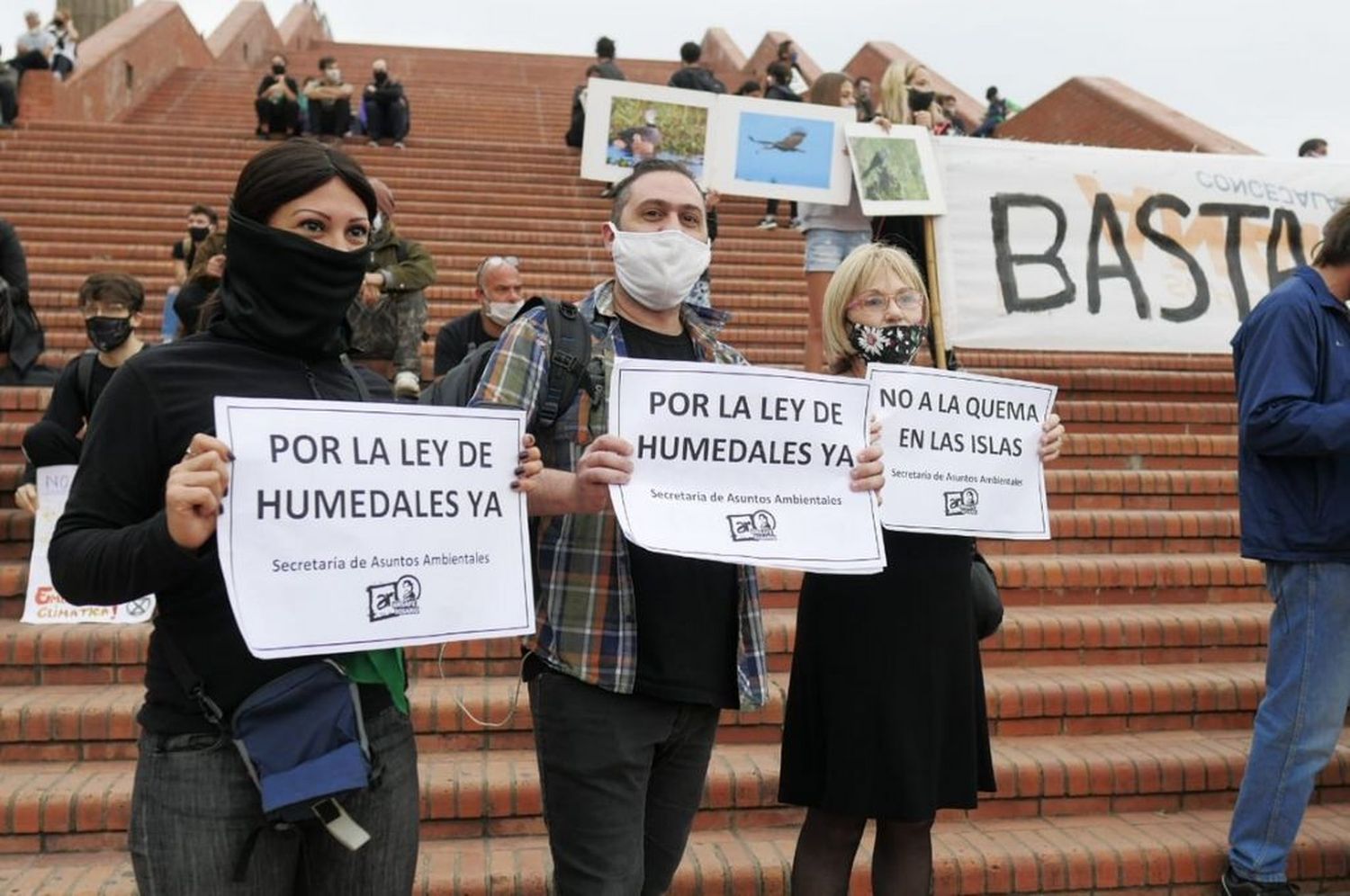 Emotivo abrazo al río Paraná en rechazo a incendios en las islas