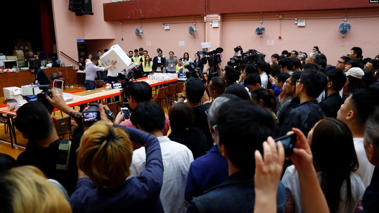 Participación masiva en elecciones de Hong Kong en medio de protestas