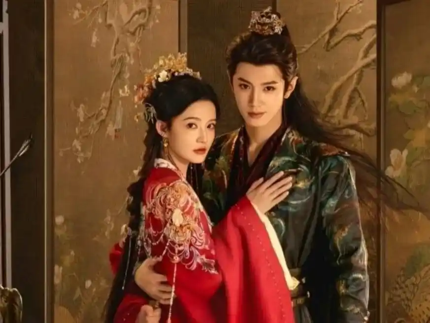 Dos para enamorarse: Li Qin como Fu Yixiao, la célebre “arquera de rojo” que pierde la memoria, y Chen Zheyuan como el príncipe rival Feng Suige. Foto: Gentileza iQiyi