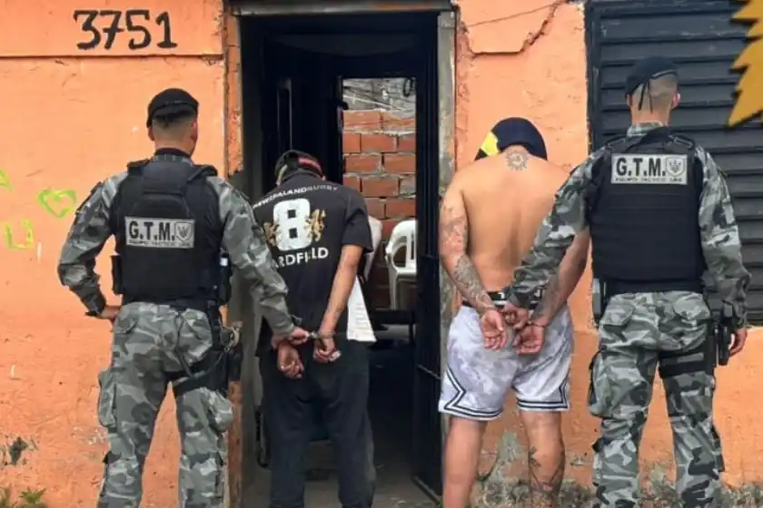 Dos detenidos con más de 200 envoltorios de cocaína en zona oeste.