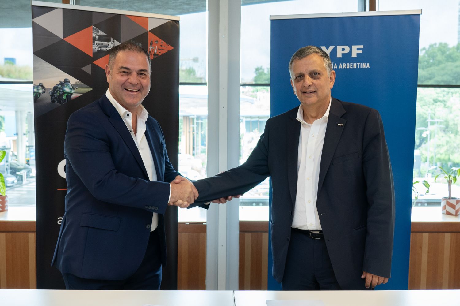 Horacio Marín, presidente y CEO de YPF, y Leandro Iraola, presidente de Grupo Corven.