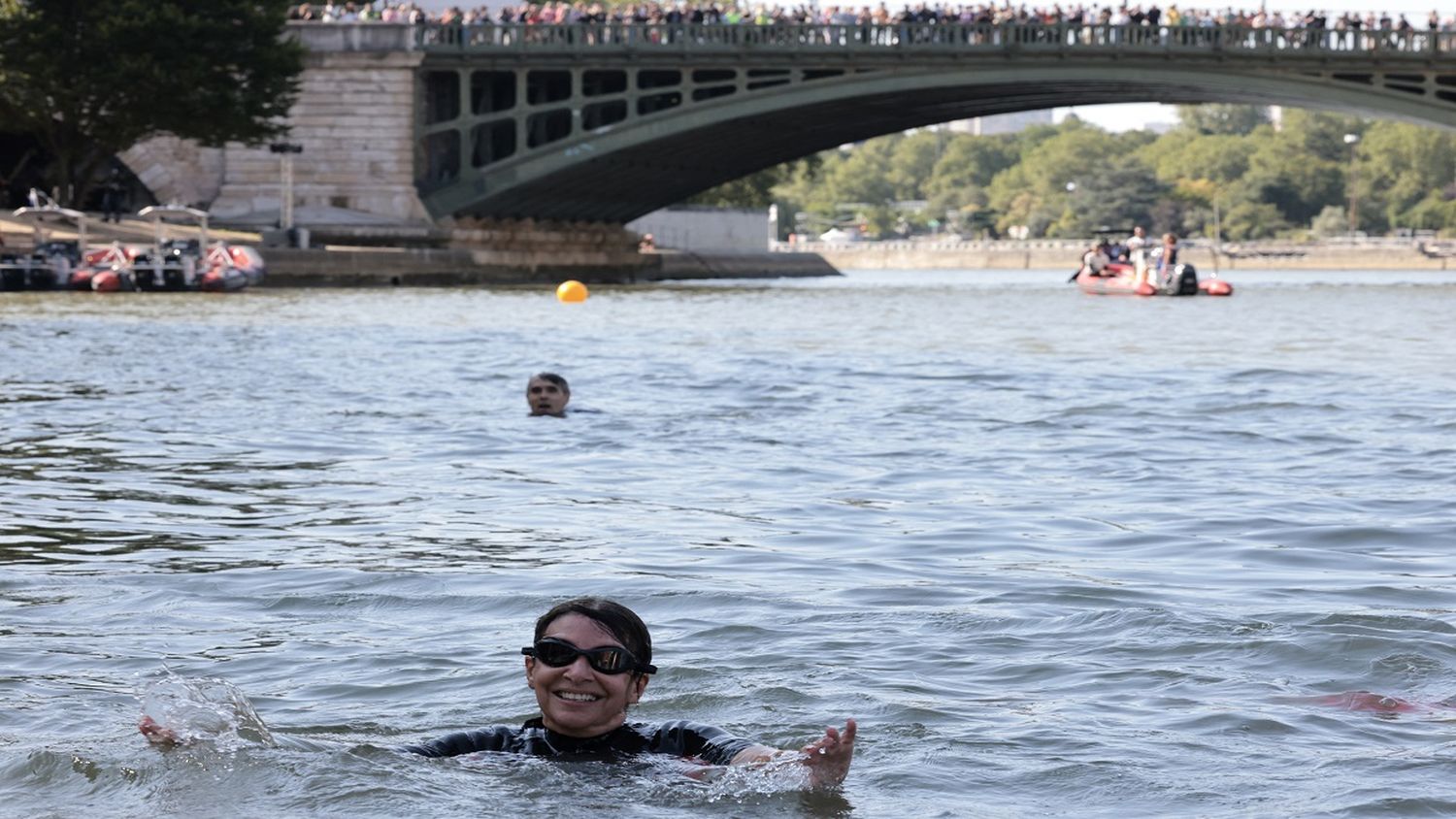 ¡ELLA SÍ CUMPLIÓ! Alcaldesa de París se baña en el río Sena a días de inauguración de los JJ. OO. (+Video)