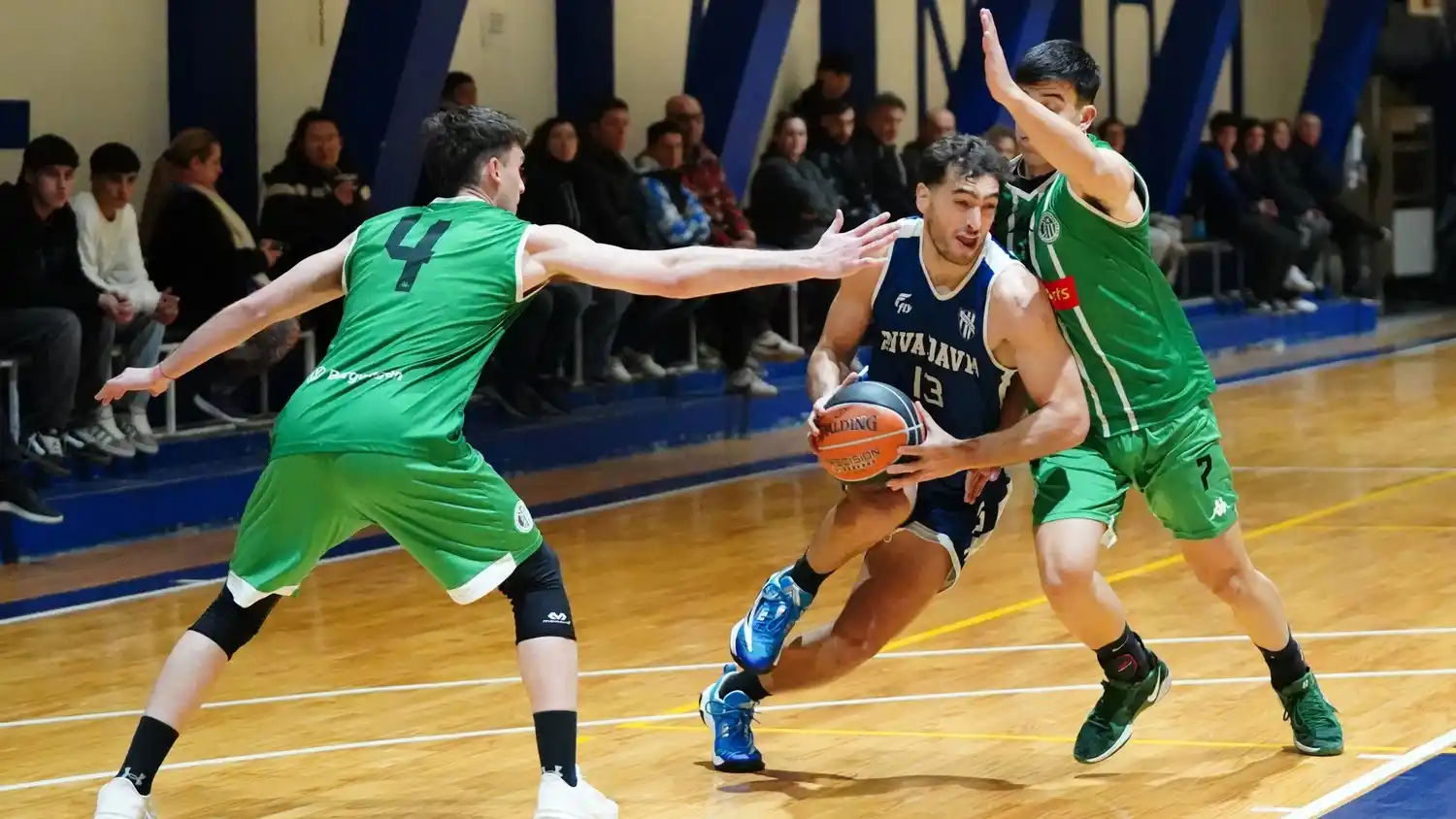 Figura. Julián Roumec con el balón, ante la marca de Simón Silber y Facundo Genga
