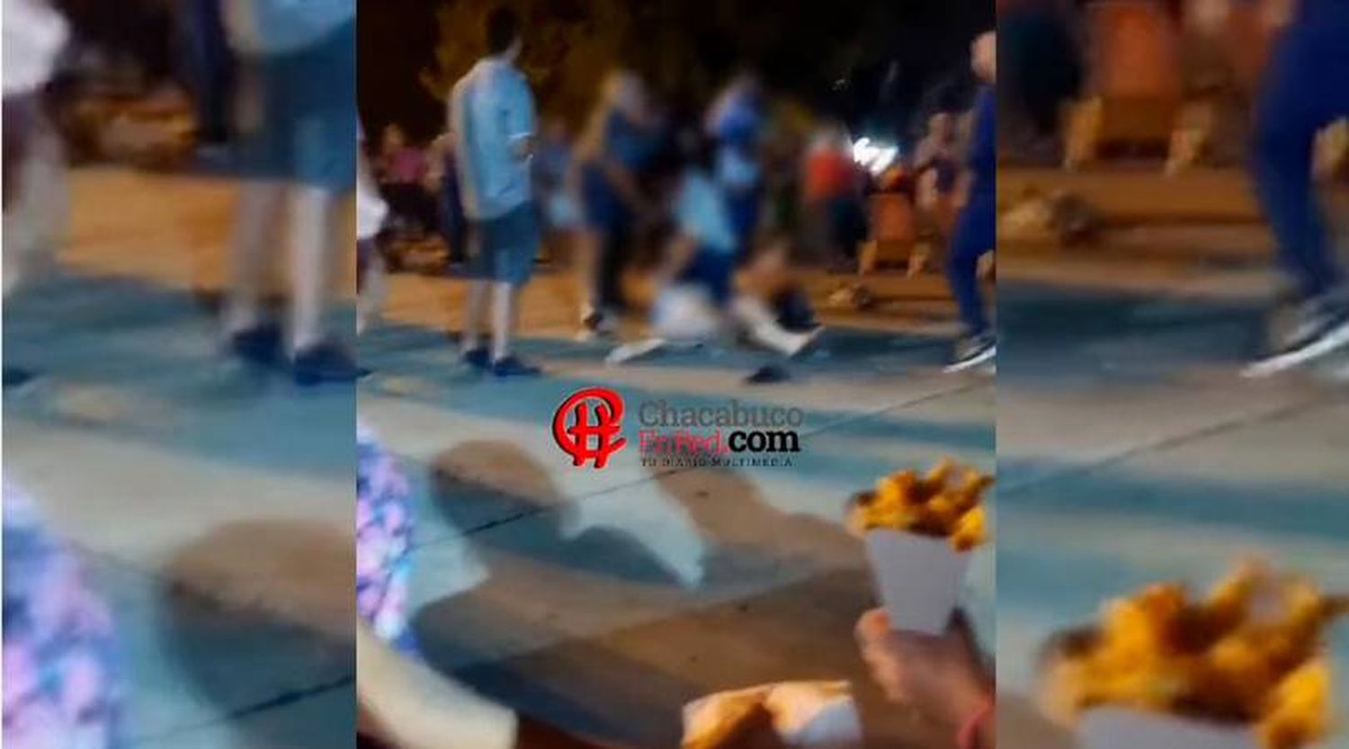 Violencia en el festival de Chacabuco: el video de la pelea a puño limpio entre dos mujeres en plena Plaza 5 de Agosto