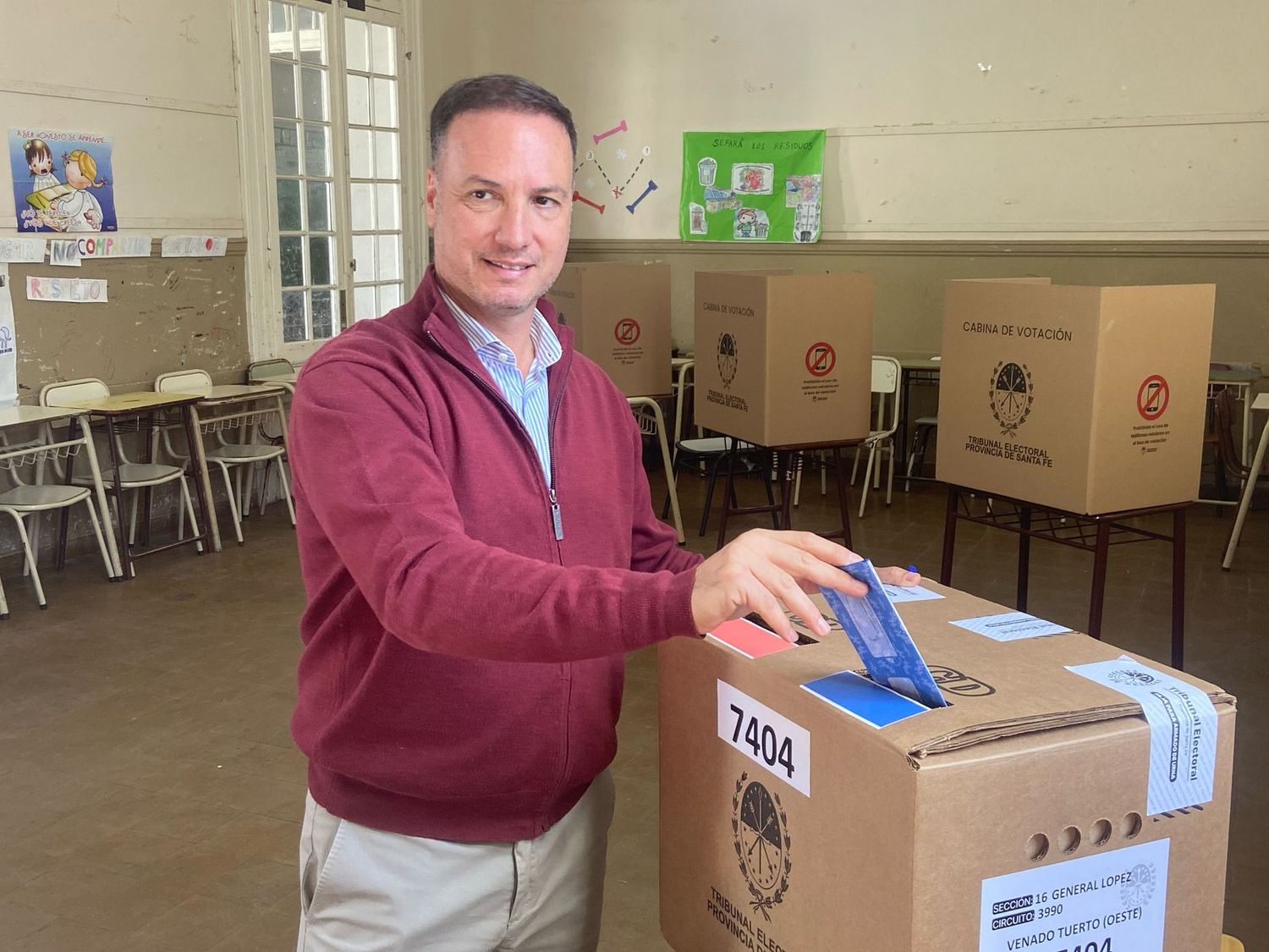 El ministro y candidato votó en la Escuela Nº 206 Rosa Turner de Estrugamou.