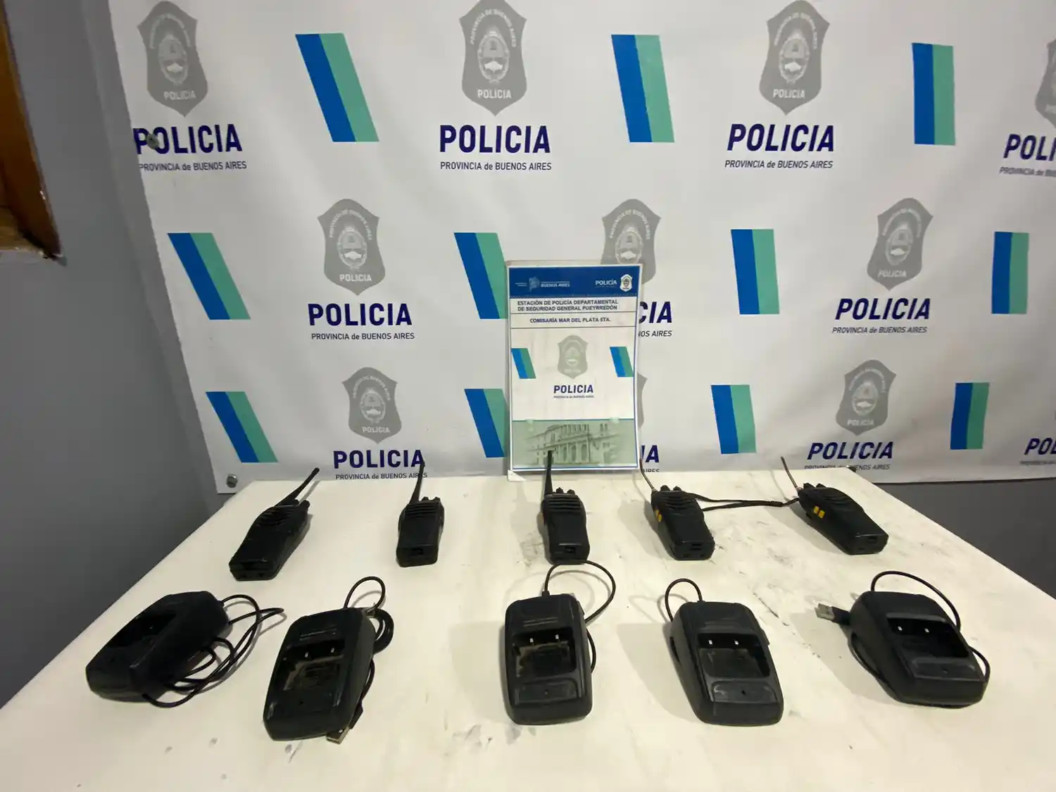 En uno de los domicilios encontraron los celulares de la víctima y seis Handy.