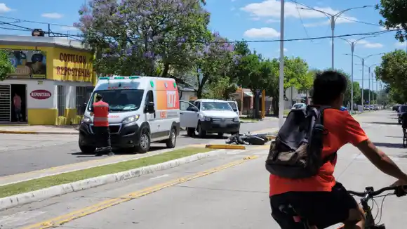 Accidente y caos por corte de tránsito en pleno Bv. Lehmann: una motociclista resultó herida