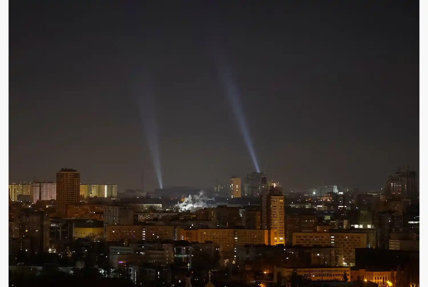 Las defensas de Kiev utilizan reflectores mientras buscan drones en el cielo de la ciudad durante un ataque ruso con drones. (Foto: REUTERS/Gleb Garanich)