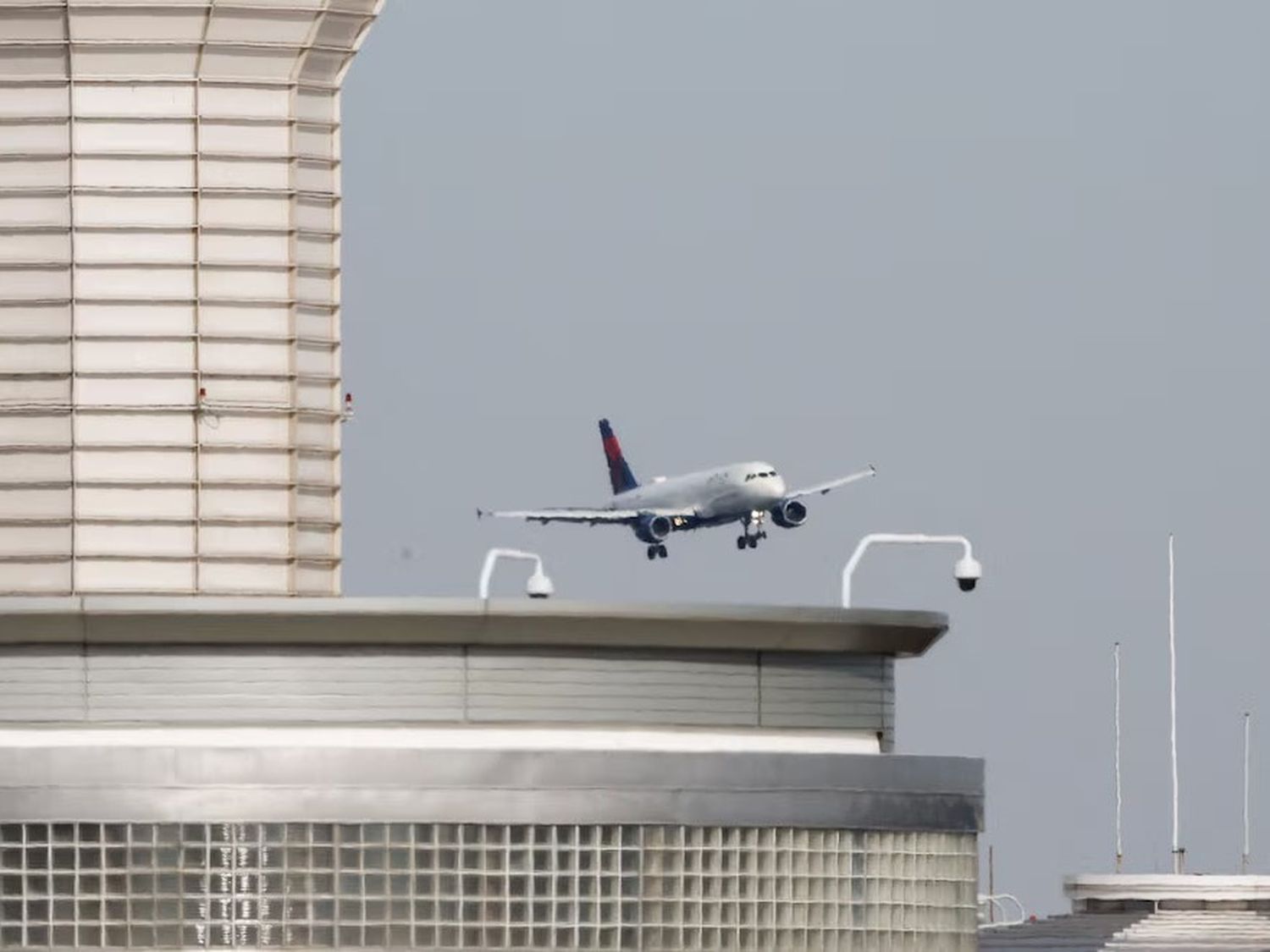 Faltaba personal en la torre de control del aeropuerto de Washington D.C. durante accidente aéreo