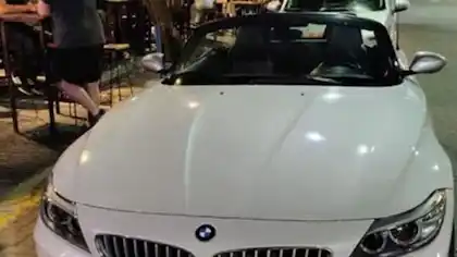 Un concejal fue detenido manejando borracho un descapotable sin patente y con una copa de vino en la mano