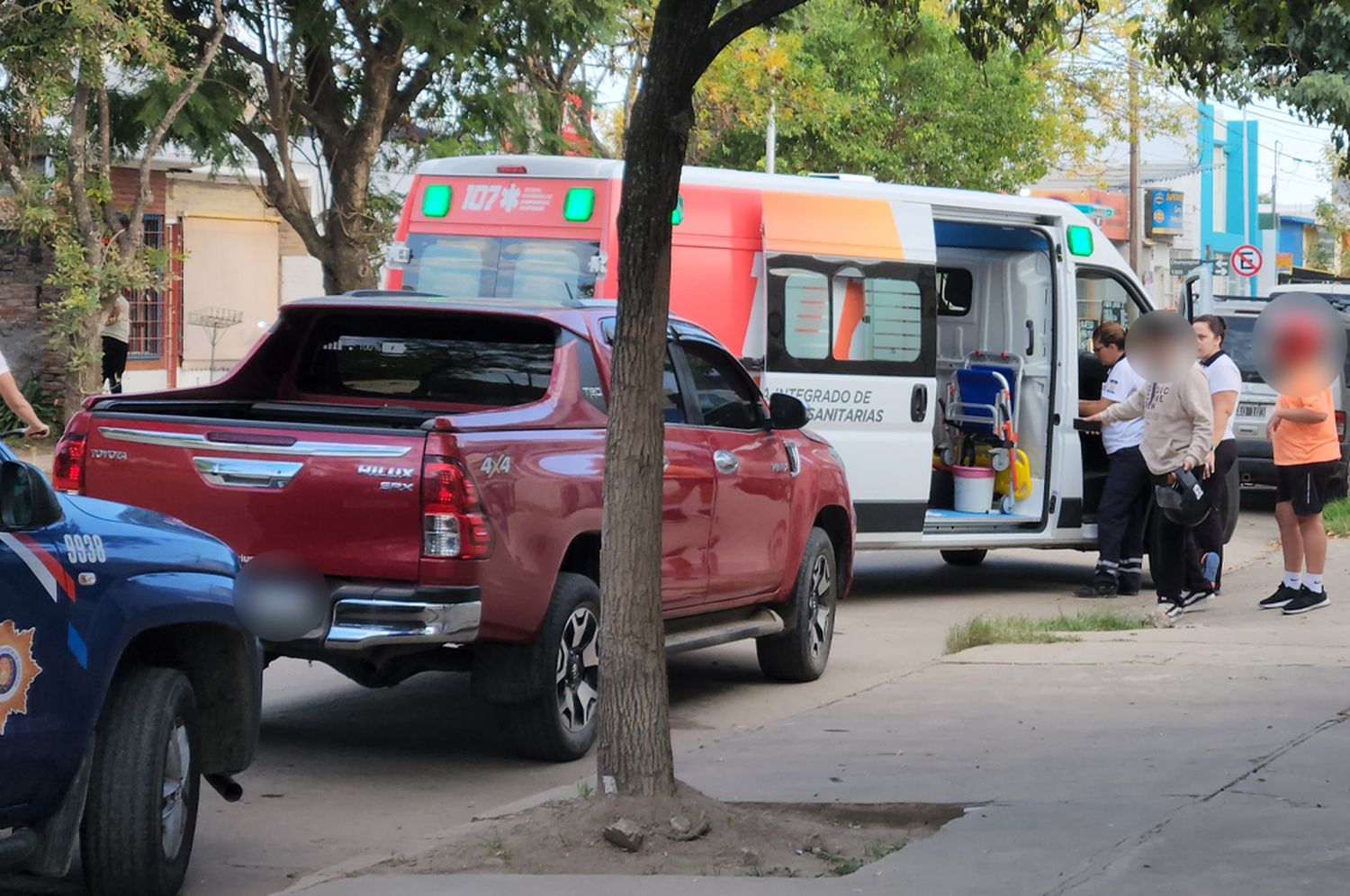 Mañana húmeda y accidentada: dos choques en cruces conflictivos movilizaron a los servicios de emergencia