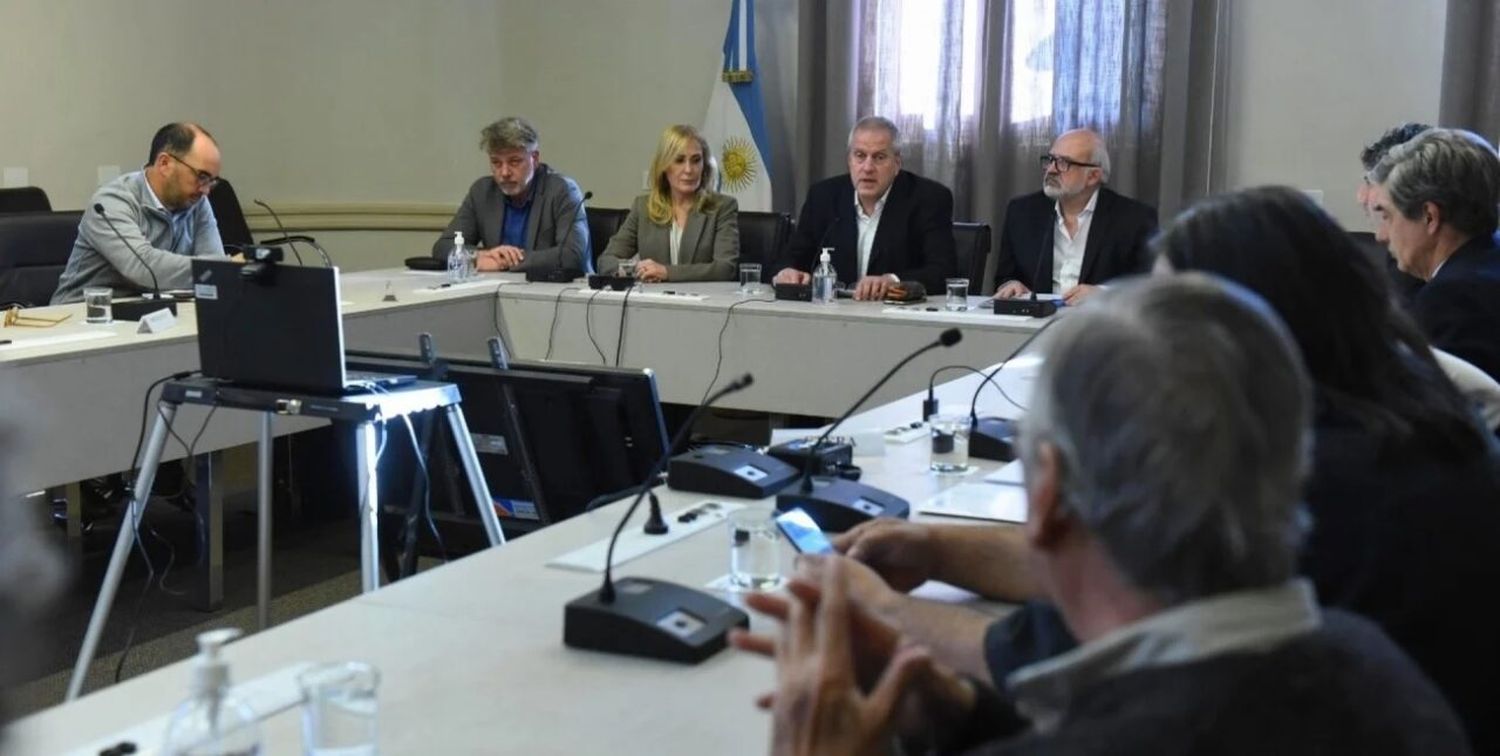 Perczyk propuso a gremios elevar a 70 mil pesos el piso salarial de docentes de todo el país