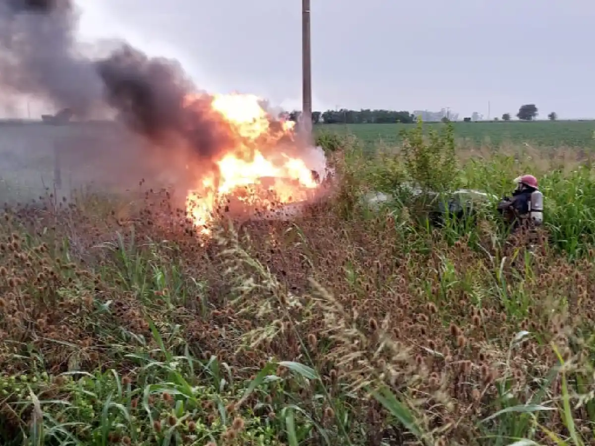 Quebracho Herrado: se incendió un auto tras tumbar en la ruta