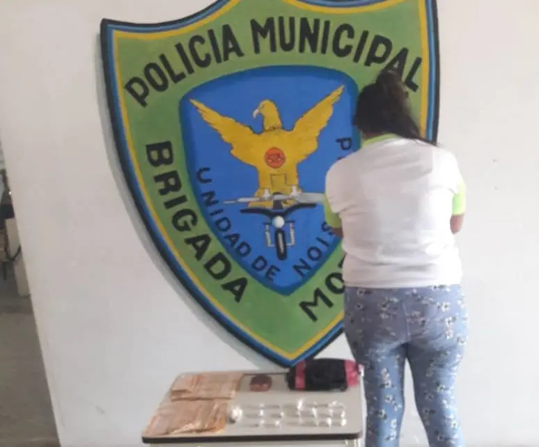 “La Negra” fue capturada tras incautarle varios envoltorios de droga