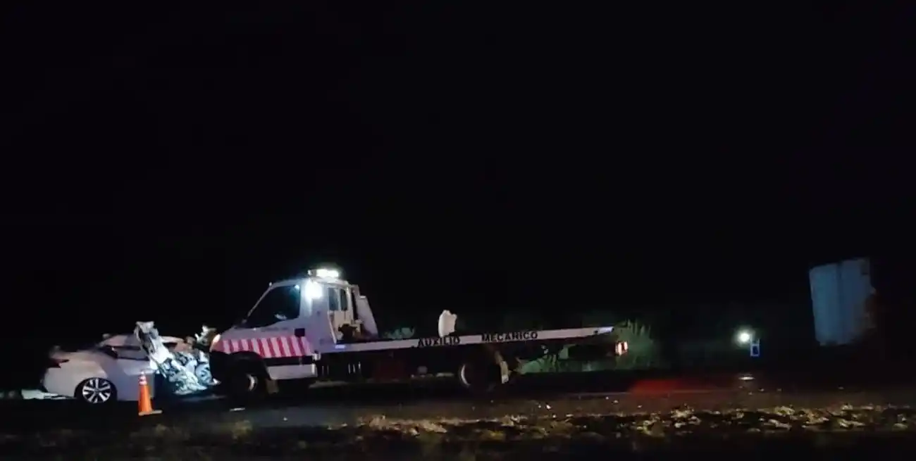 Fatal accidente entre un auto y un camión que chocaron de frente: al menos tres muertos