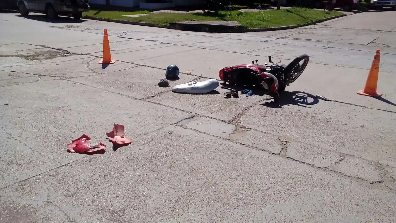 Un motociclista lesionado al chocar con un auto