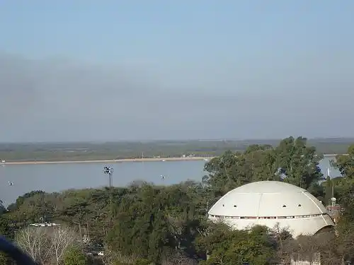 Arrebató un celular, se quiso esconder en el río y lo detuvieron