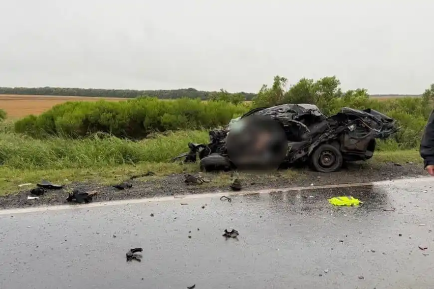 Tragedia en la ruta 4: choque fatal entre un camión y un automóvil - 1