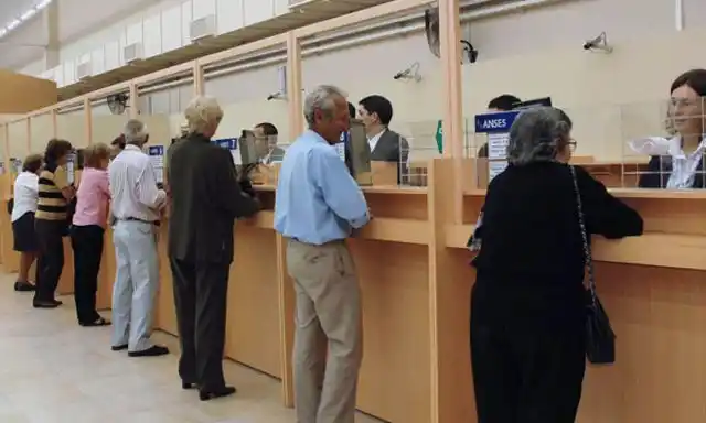 Jubilados bonaerenses cobran con aumento desde la semana próxima