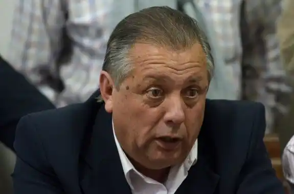 Denuncian al diputado Troncoso por quedarse con sueldos ajenos