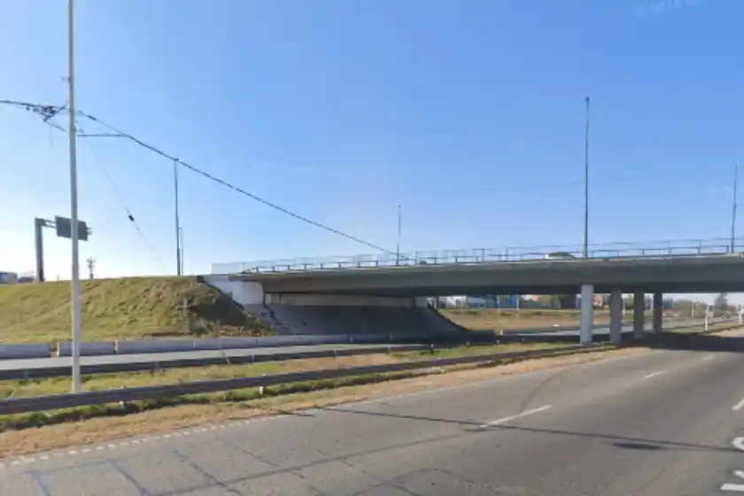 Un colectivo se prendió fuego luego de protagonizar un choque con un camión en Circunvalación