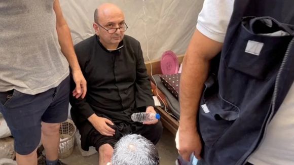 Quién es el cura argentino que fue herido en el ataque de Israel contra la iglesia católica en Gaza