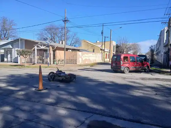 Un choque entre un utilitario y una moto dejó como saldo a dos personas hospitalizadas