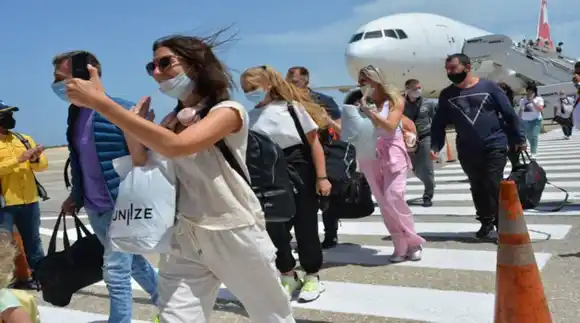 ¡LOCALES PAGAN PASAJES DOLARIZADOS! Administración de Maduro anuncia que en el 2023 llegaron 33 mil turistas rusos